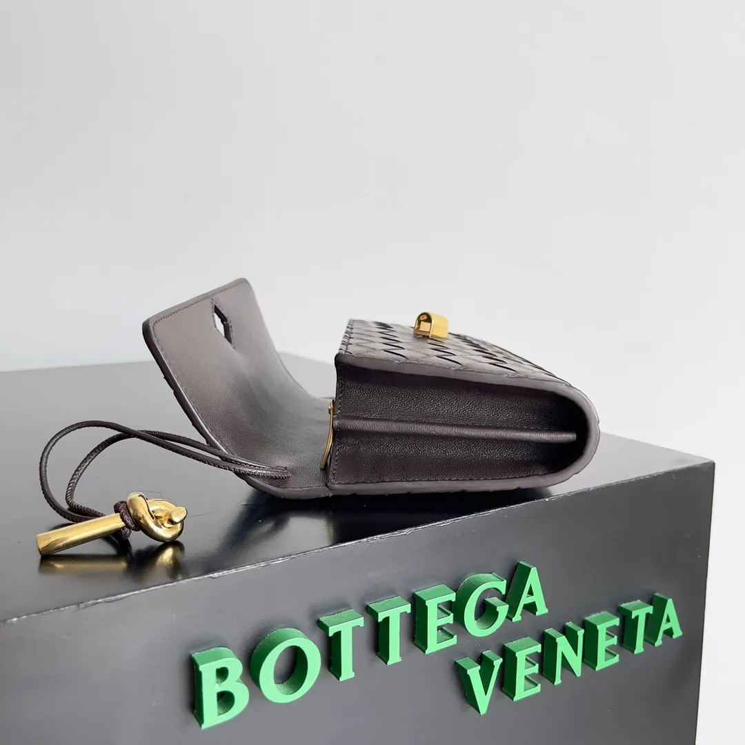 Batch 1160 BV Andiamo clutch wallet is super high-end🤎🤎How come the long clutch bag is so exquisite~ The braided style bag surface paired with all-copper hardware is really warm and high-end. The bag body is super light and can be grabbed easily! It can store a lot of small items and large mobile phones ~ very practical for daily use. Style number: 741504 Size: 19*11.5*3